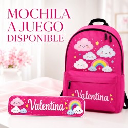 Pack Mochila Infantil Personalizada + 50 Etiquetas Escolares con Nombre – Nubes y Arcoíris